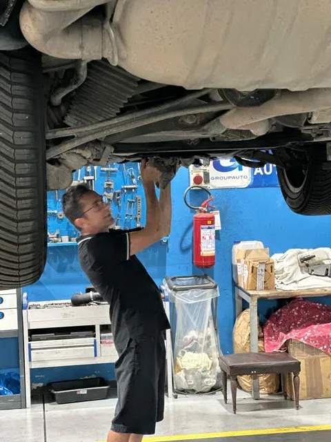Riparazione meccanica in corso