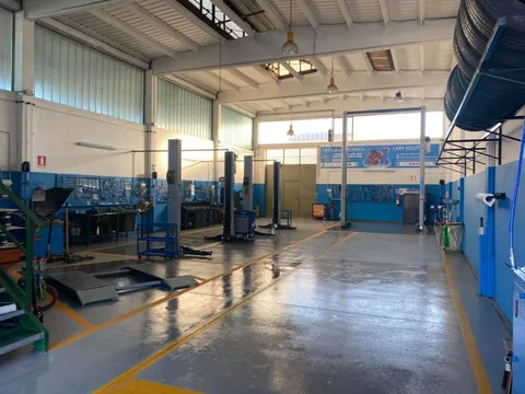 Interni dell'autofficina Cars Solution a San Giuliano Milanese