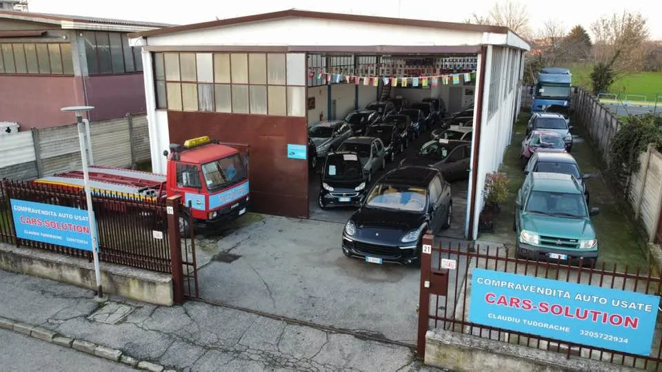 Esterno della sede di Autofficina Cars Solution a San Giuliano Milanese