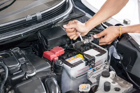Tecnico elettrauto al lavoro sull'impianto elettrico di un veicolo