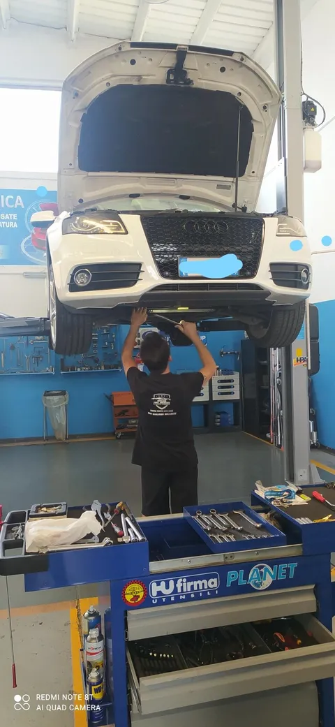 Meccanico al lavoro su un'automobile