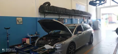 Officina meccanica con veicolo in riparazione