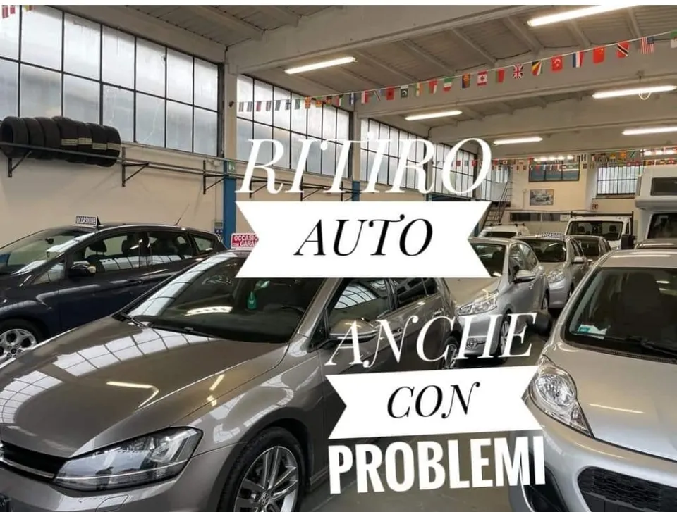 Il team di Autofficina Cars Solution nell'officina di San Giuliano Milanese